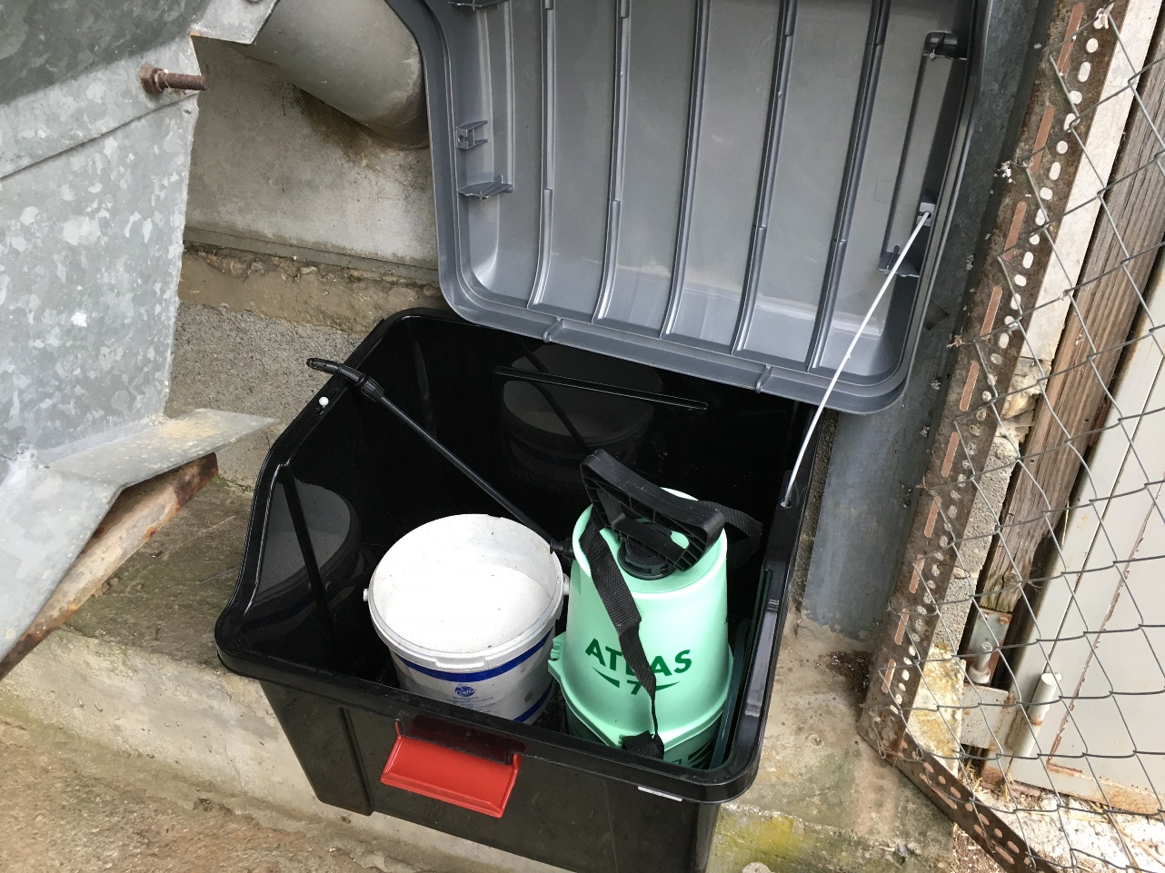 Le pédiluve permet le nettoyage et la désinfection des bottes lors de l'entrée sur la zone d'élevage.